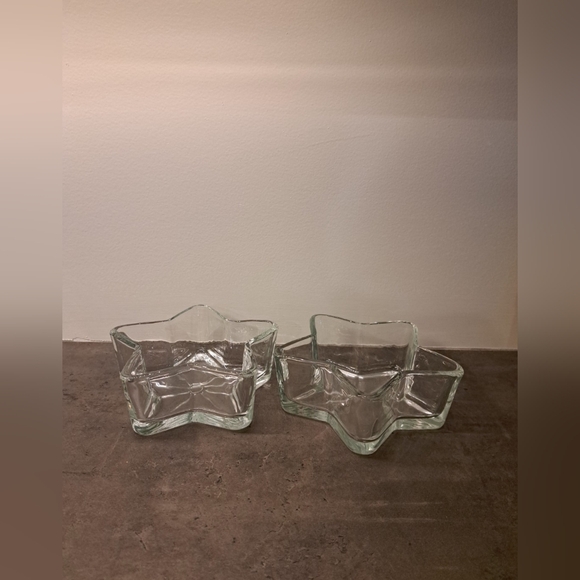 Set of 2 matching glass 'star' shaped bowls, - Picture 2 of 5